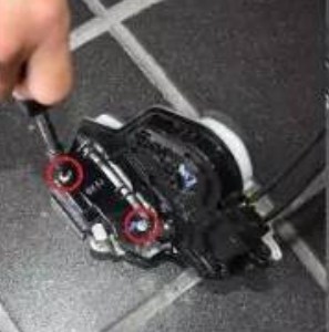 Монтаж доводчика двери FT03-501, шаг 23: Найдите на снятом штатном замке три винта крепления сердцевины. На фотографиях показаны обе стороны корпуса.